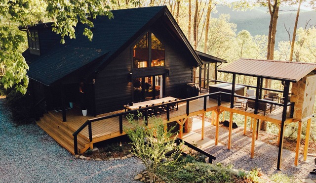 Spacious 4BR Mountain Cabin Sleeps 10 on 14 acres! Hot tub, Game room. VIEWS