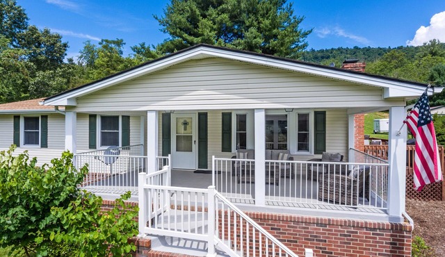 Spacious 4BR Mountain Stay Perfect for Virginia Tech & Radford Visits