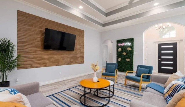 Spacious 4BR Near Beach - 15 min drive