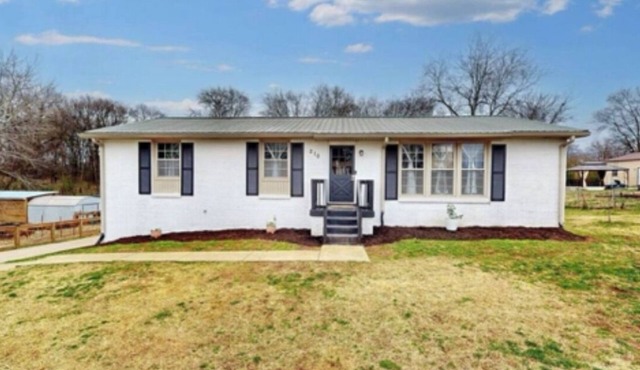 Spacious 4BR Near Fort Campbell