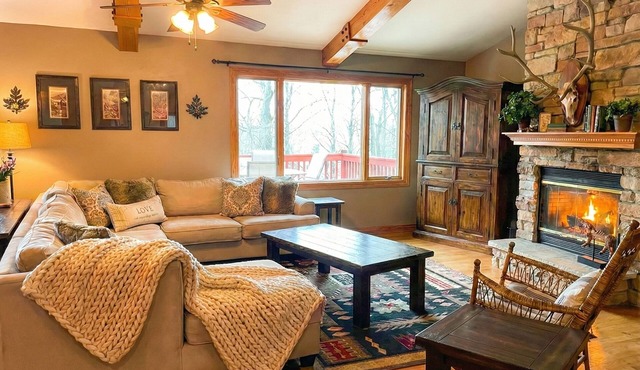 Spacious 4BR Near Lake Geneva - Minutes to Ski - Scenic Views & Wood Fireplace