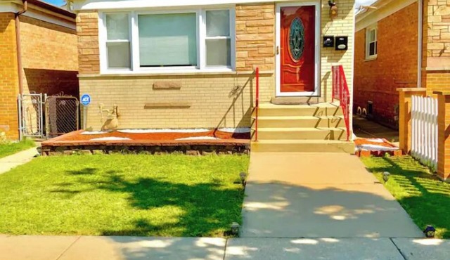 Spacious 4BR Near O’Hare & Rosemont Sleeps 8/2 Kitchens/ Free Parking
