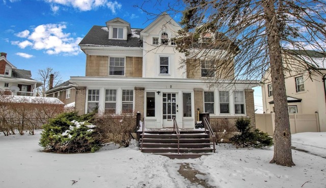 Spacious 4BR Near UB & Niagara Falls - Pet Friendly