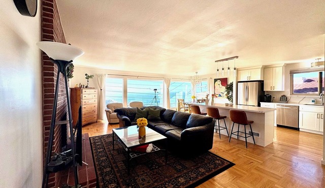 Spacious 4BR Ocean‑View Home Modern Kitchen Near Beach & SF