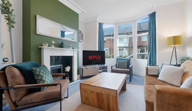 Spacious 4BR on Leafield Rd