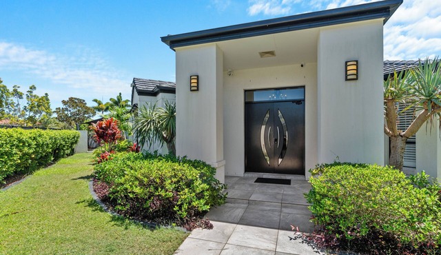 Spacious 4BR Poolside Escape