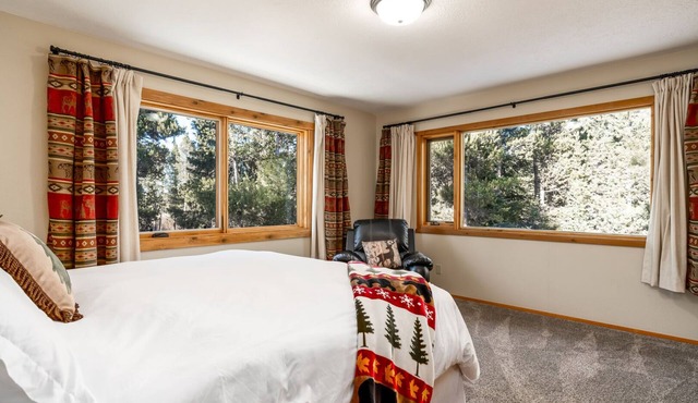 Spacious 4BR retreat in West Yellowstone, just 6 minutes to the park! Shepherd Family Retreat- Moose
