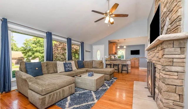 Spacious 4BR Ranch w Hot Tub in Quiet Neighborhood