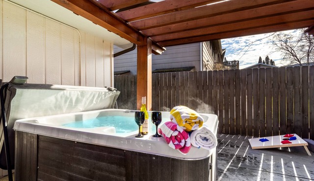 Spacious 4BR Retreat w/Hot Tub, Outdoor Games & EV Charger – 10 Min Walla Walla