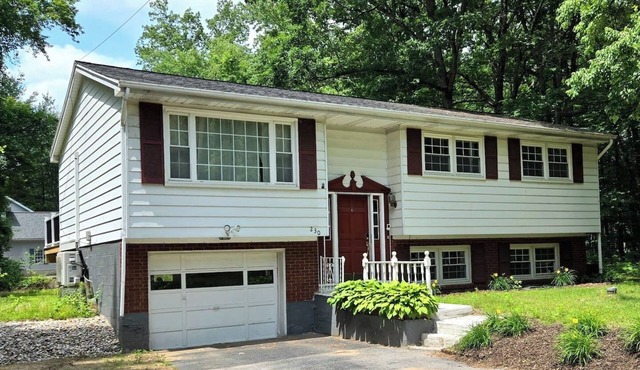 Spacious 4BR Retreat | Yard, BBQ & Prime Location