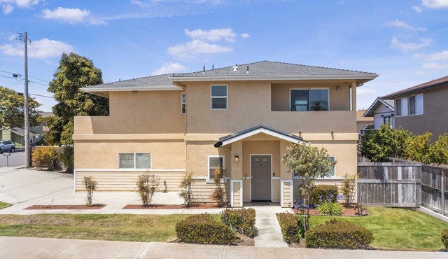 Spacious 4BR Retreat, Walk to Beach, Arcade Game