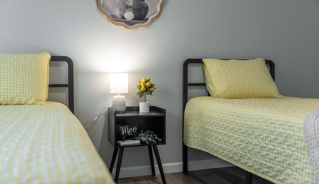 Spacious 4BR Retreat in Spring Green Near APT & River