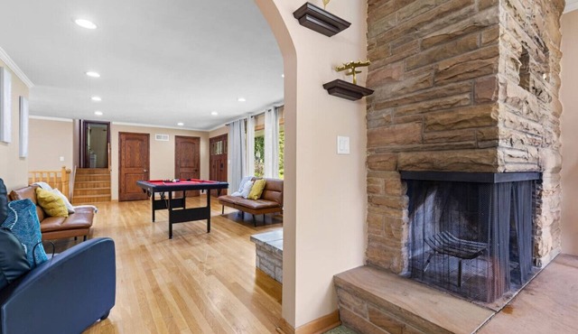 Spacious 4BR Retreat in Rockford