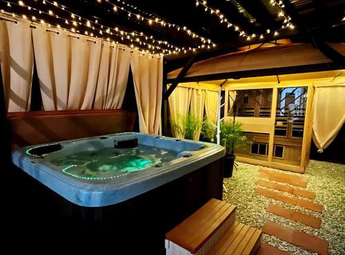 Spacious 4BR Retreat in Pomona with Sauna and Hot Tub