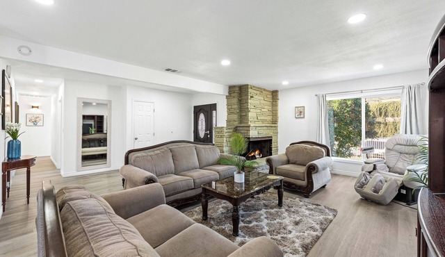 Spacious 4BR Retreat in Pomona- Sauna + Hot Tub + Massage Chair