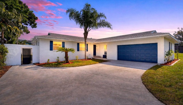 Spacious 4BR Retreat Minutes to Downtown & Airport.