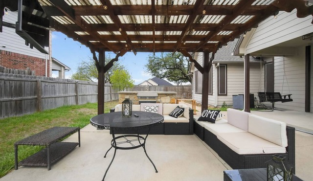 Spacious 4BR Retreat |Pool Table| Firepit & Hottub