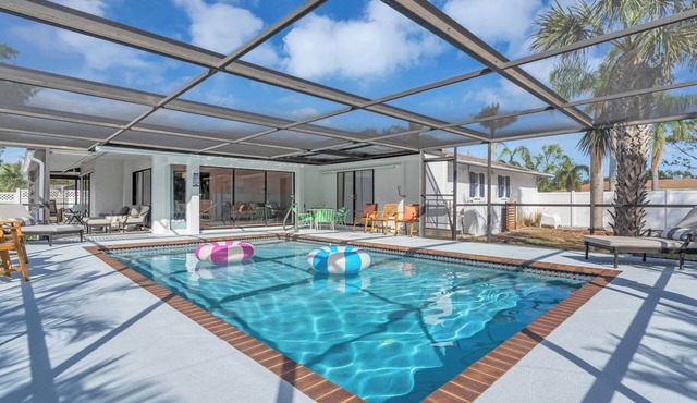 Spacious 4BR Retreat w/2 King Suites ~ Heated Saltwater Pool ~ Near AMI/IMG!