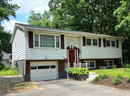 Spacious 4BR Retreat Yard, BBQ & Prime Location