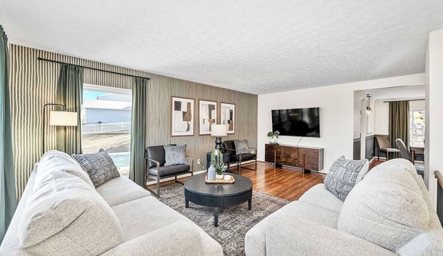 Spacious 4BR retreat w/hot tub & fenced yard