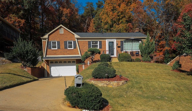 Spacious 4BR Retreat with salt water pool & hot tub