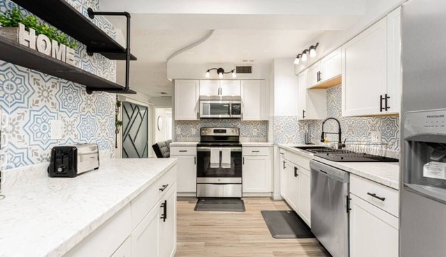 Spacious 4BR Retreat Wi-Fi + Pets OK