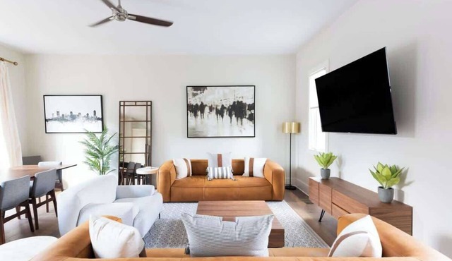 Spacious 4BR, Rooftop Patio, Garage, Walk to Faves, 5 Mins to Nissan Stadium, Less than 10 Mins to Broadway, 24 Hr Hospitality, Great for Groups