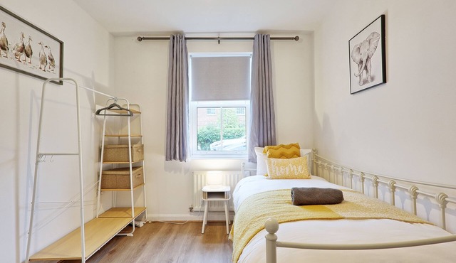 Spacious 4BR, Sleeps 9, Free Parking, close to City centre -contractor friendly