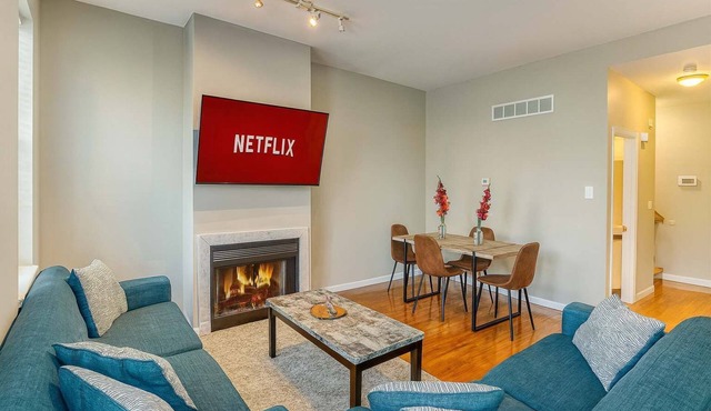 Spacious 4BR Soulard Duplex - 2 Kitchens - Patio - Parking - Walk to Market