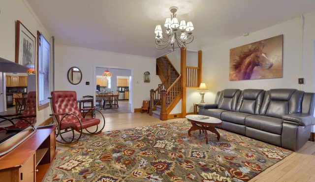 Spacious 4BR Stratton House: A Historic Downtown Stay Backing to Culp's Hill