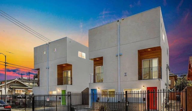Spacious 4BR Townhouse with Free Parking, Near DTLA!