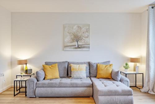 Spacious 4BR Townhouse, Sleeps 9, Fast WIFI, FREE PARKING, Contractor friendly