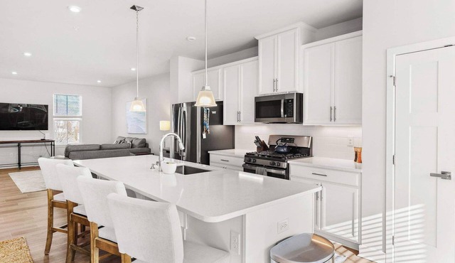 Spacious 4BR Townhouse w/Pool & Hot Tub Access