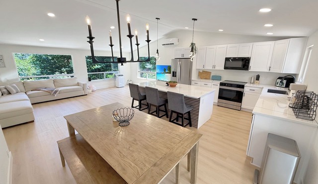 Spacious 4BR Upper Duplex Unit AC WiFi Quiet Area Near SeaTac Airport