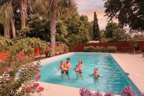Spacious 4BR w Pool Near Legoland Game Room