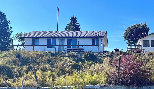 Spacious 4BR Waterfront Cabin at Tiffanys Resort - Perfect for Families & Groups