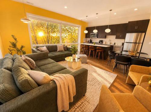 Spacious 4BR West Loop Retreat with Optional Parking