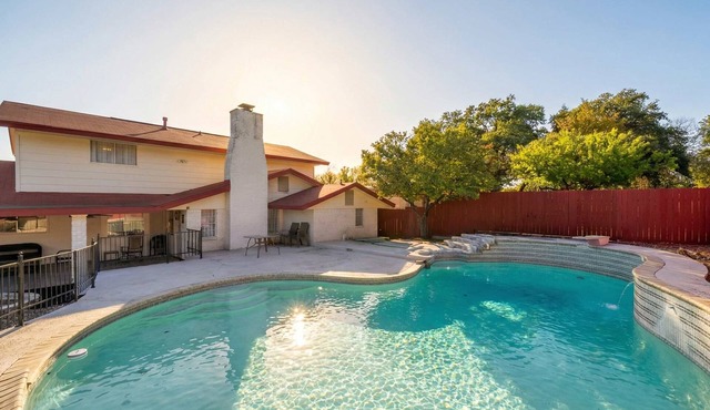 Spacious 4BR with Private Pool, Near Six Flags