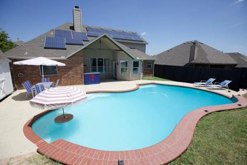Spacious 4BR with Pool and Grill - Near Lakes and Harbor