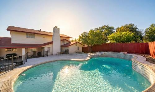 Spacious 4BR with Private Pool, Near Six Flags