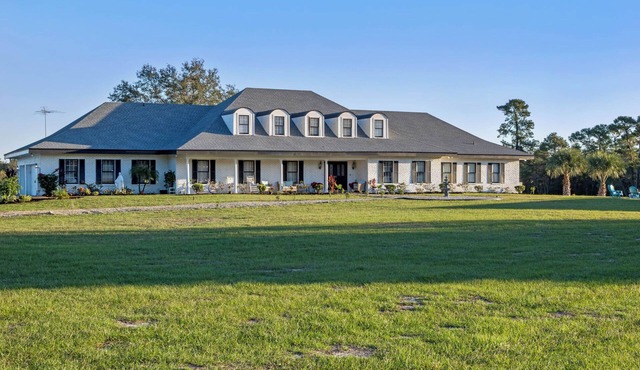 Spacious 5,700SQT+ estate centrally located on a 20-acre with pool and barn/RV