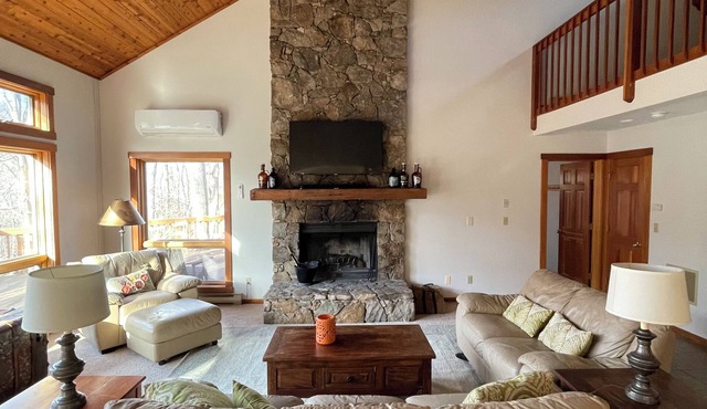 Spacious 5-bedroom house in a mountain hollow in Wintergreen Resort.