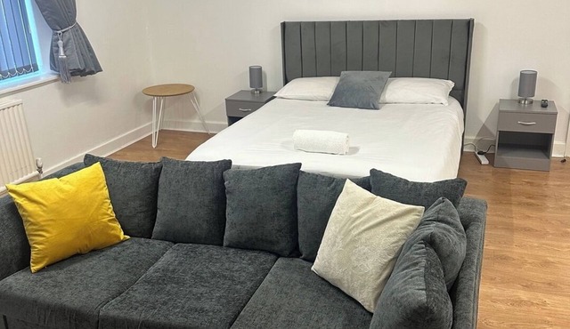 Spacious 5-BD Flat | Sleeps 10 | Parking and WiFi