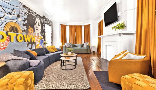 Spacious 5-BD Large Group Retreat w/Hot Tub & Fire Pit in heart of Detroit