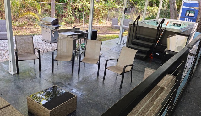 Spacious 5-Bd Tampa Retreat with Dual Jacuzzis. Close to Top Attractions.