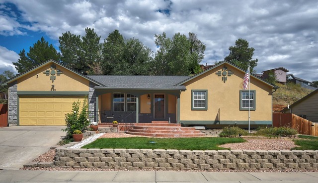 Spacious 5 BDR 3 BA House with Hot Tub, BBQ, Fire Pit, Home Gym, Mountain View