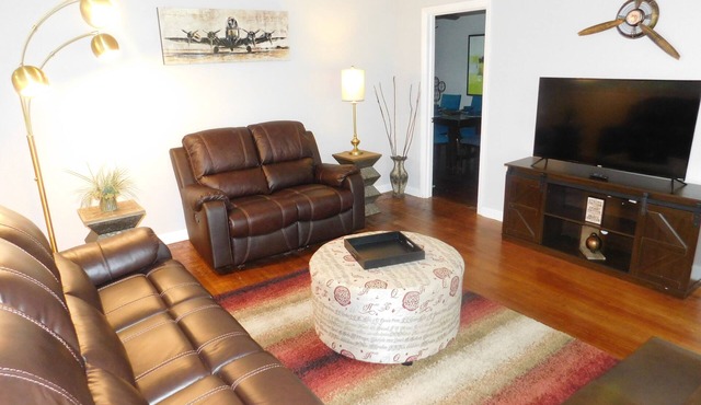 Spacious 5-bdrm for Families, WorkCrews, Large Groups,& Sport Teams near Airport