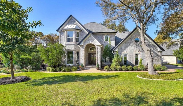 Spacious 5 Bdrm Greenbelt Home with Pool - Family & Pet Friendly
