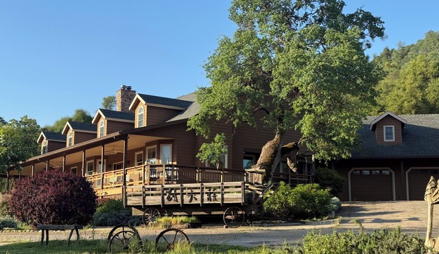 Spacious 5-bdrm house in charming Yokuts Valley with AC, WiFi near Kings Canyon