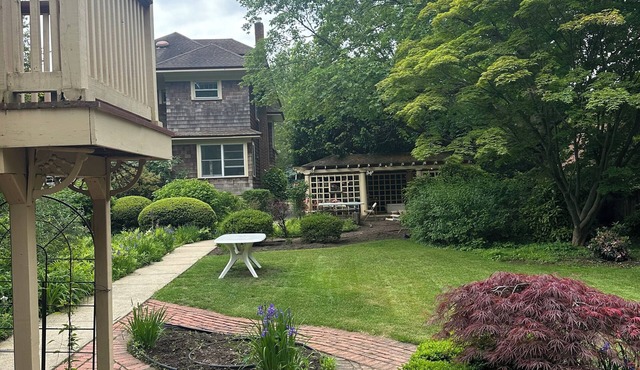 Spacious 5-bdrm historic house in beautiful Northport Village with front porch